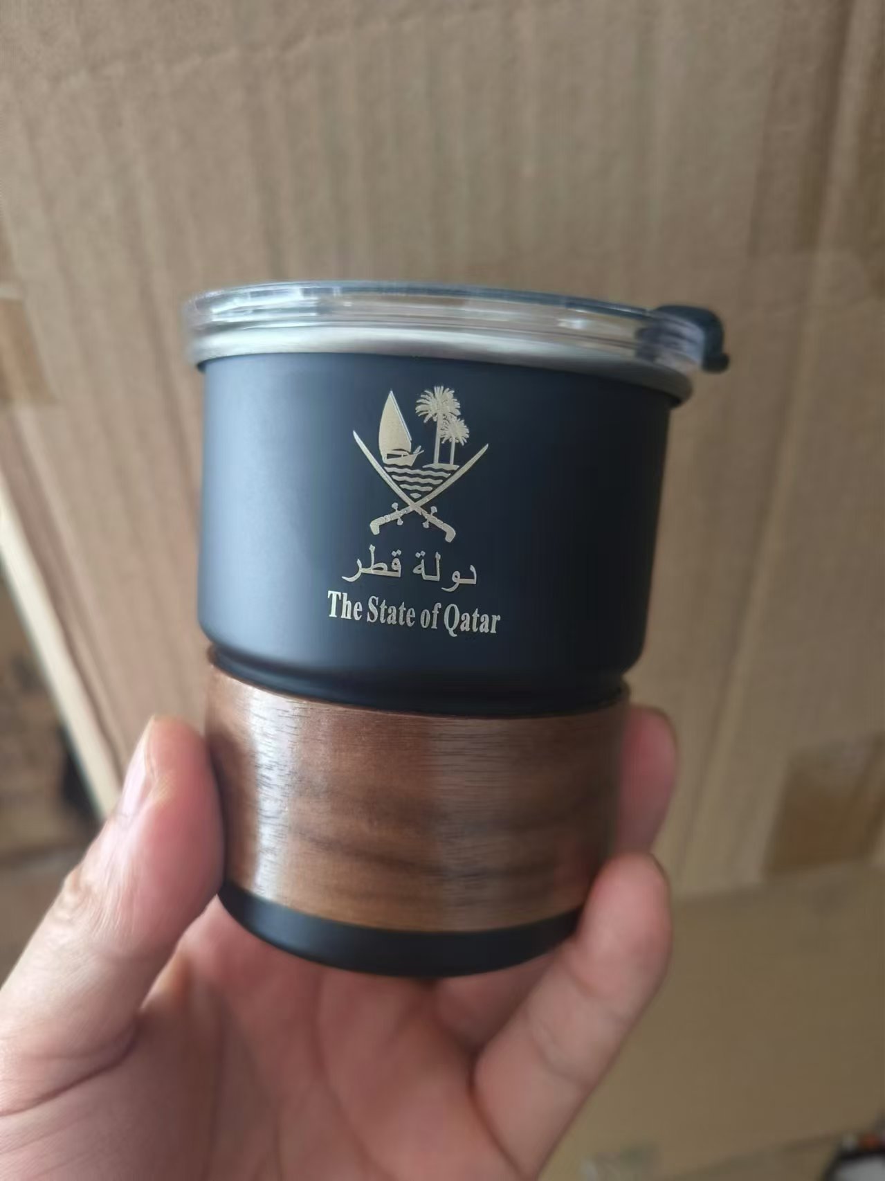 Coffee Equipment Logo - รัฐกาตาร์โลโก้ถ้วยสแตนเลสแก้วเบียร์พร้อมฝาปิด 300ml Outdoor Camping แก้วกาแฟ